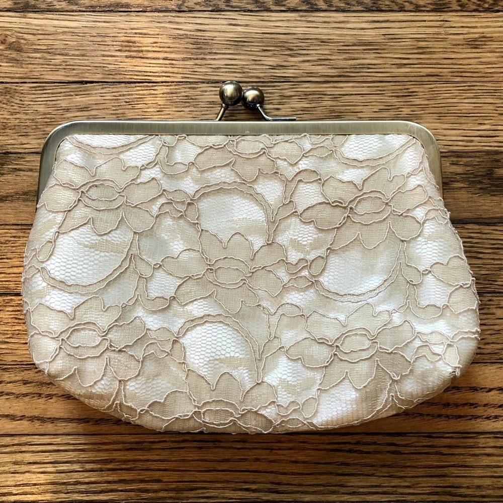 ✨3/$30✨ Gold Lace Snap Clutch Purse​​